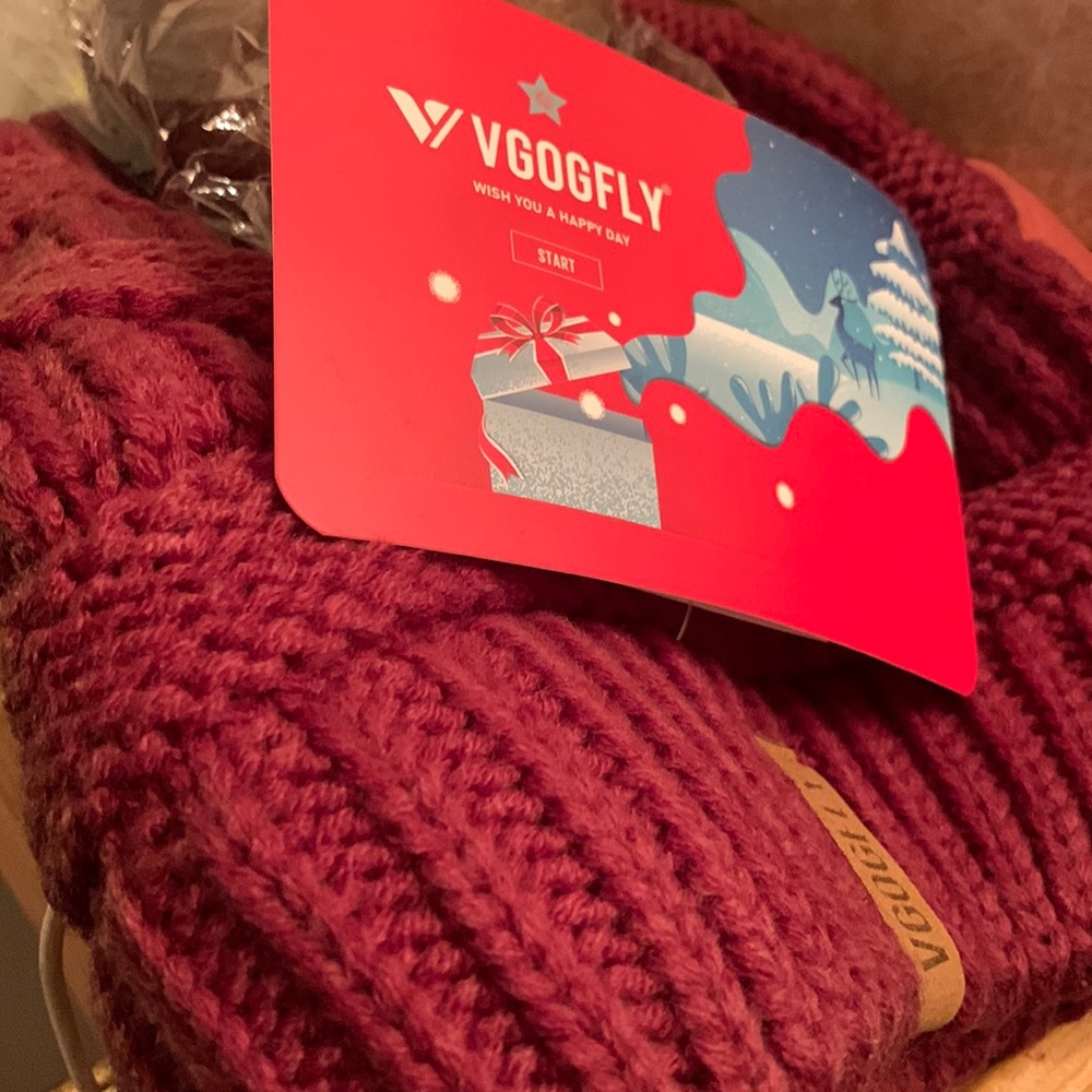 VGOGFLY Awesome Winter hat w Removable POM!!!